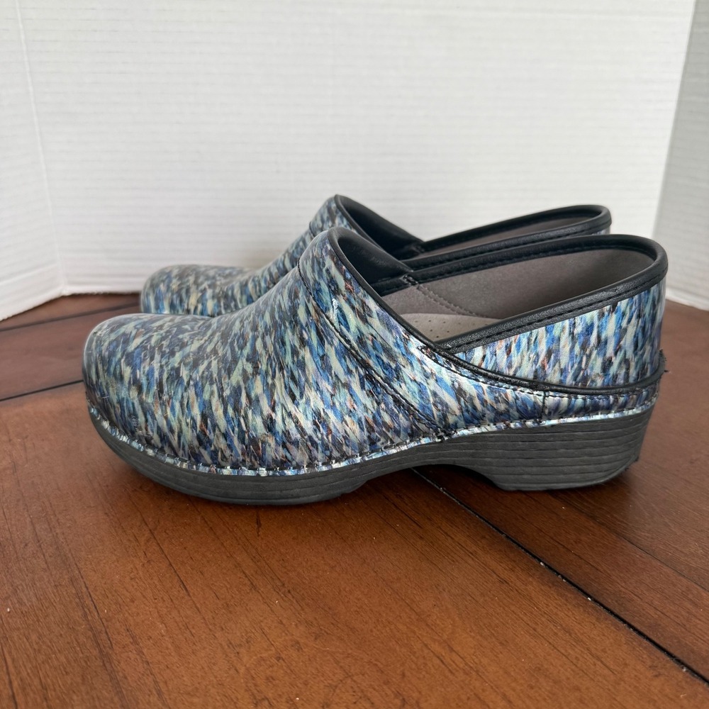 7232 Dansko Womens LT Pro Blue Waves Patent Clog Size 39 EU 8.5-9